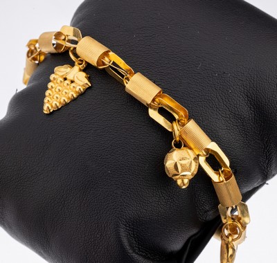 21 kt Gold Armband, GG 875/000, aussergewöhnliche Gestaltung, 5 bewegl. Abhängungen in versch. Formen, L. ca. 21 cm, Federringschliesse, ca. 17.6 g