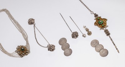 Trachtenschmuck-Set, Silber, süddeutsch, teilw. vergoldet, aufwendige Filigranarbeit, teilw. mit farbigen Glassteinen, best. aus: 1 Miedernadel, an ...