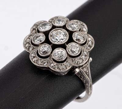 Platin Diamant Ring, deutsch um 1910/20, Pt. gepr., blütenf. Ringkopf 3 Ebenen, bes. mit 9 Altschliffdiamanten zus. ca. 0.60 ct Weiss/si, umgeben ...