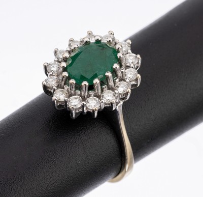 14 kt Gold Smaragd-Brillant-Ring, WG 585/000, ovalfacett. Smaragd ca. 1.20 ct, umgeben von 14 Brillanten zus. ca. 0.50 ct Weiß/si, RW 51, ca. 4.2 g