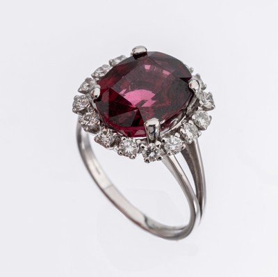 18 kt Gold Rhodolith Brillant Ring, WG 750/000, ovalfacett. Rhodolith ca. 7.00 ct, umgeben von 16 Brillanten zus. ca. 0.65 ct Weiß/si, RW 54, ca. ...