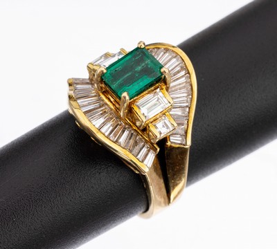 18 kt Gold Smaragd Diamant-Ring, GG 750/ 000, mittig mit einem facett. Smaragd im Emerald Cut ca. 1.10 ct, umgeben von 32 Dia- manten in versch. ...