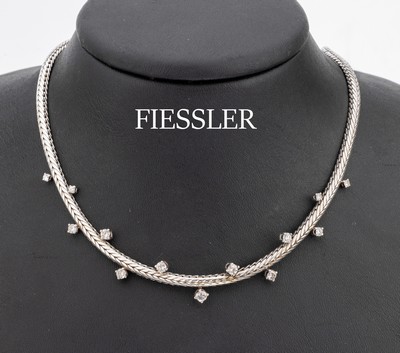 18 kt Gold Brillant-Collier, WG 750/000, Mittelteil mit 13 gegenüberliegende Brillantenzus. ca. 1.00 ct Weiß/si, Zopfkette, L. ca. 42cm, ...