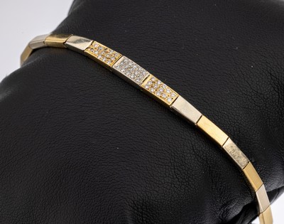 18 kt Gold Brillant Armband, GG/WG 750/000,Backsteinoptik, bes. mit 41 Brillanten zus. ca. 0.50 ct Weiß/si, ca. 11.2 g, Steckschloß mit ...