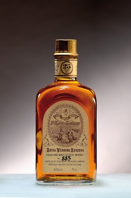 1 Flasche Glen Grant Royal Wedding Reserve, 25 Jahre alt, Single Malt, Flasche No. 885, abgefüllt in den 1980er-Jahren, ca. 75cl, 40%Vol., Into ...