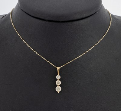 14 kt Gold Brillant-Anhänger, GG 585/000, 3 Brillanten ca. 0.96 ct get.Weiß-get.(J-M)/ p1-3, an Kette, L. ca. 42 cm, Federring- schließe, AIG ...