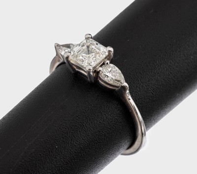 14 kt Gold Diamant-Ring, WG 585/000, mittiger Diamant im Asscher Cut ca. 0.50 ct l.get.Weiß(I)/vvs2, seitl. 2 Diamanttropfen zus. ca. 0.25 ct ...