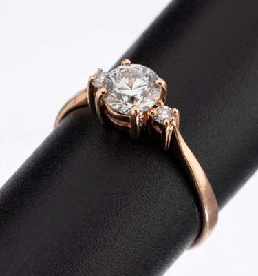 14 kt Gold Brillant-Ring, RoseG 585/000, Brillant ca. 0.82 ct feines Weiß(F)/vs2, seitl. 2 Brillanten zus. ca. 0.08 hochfeines Weiß(D)/si, RW 57, ...