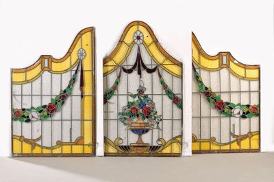 3 teilige Bleiglasfenster-Garnitur, Belgien, Anfang 20.Jh., farbloses und buntes Glas in leuchtenden Farben, geschweifte Form, Dekor mit ...