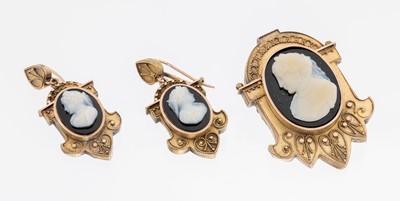 14 kt Gold Kamee-Schmuckset, GG 585/000 gepr., um 1900, best. aus: Brosche/Anhänger und 1 Paar Ohrhänger, jew. mit Muschelkamee, Darstellung einer ...
