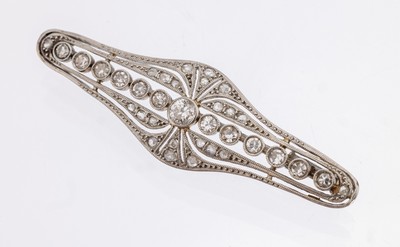 Platin Diamant-Brosche, um 1900, Pt gepr., länglich, durchbrochen gearbeitet, feine Millegriffverzierung, 35 Altschliffdiamanten, 8/8-Diamanten und ...