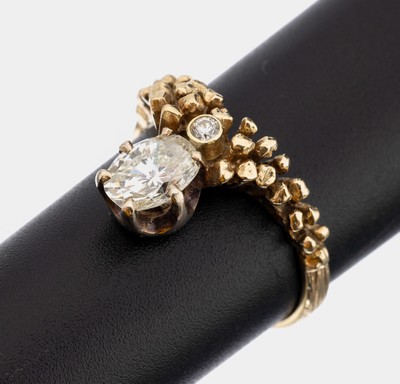 14 kt Gold Diamant-Ring, GG/WG 585/000, abstrakte Gestaltung, 1 in WG gefasster ovalfacett. Diamant ca. 1.0 ct l.get.Weiß/si, 1 Brillant ca. 0.05 ...