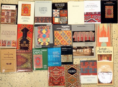 24 Positionen Teppichliteratur, (Flachgewebe, Kelim)