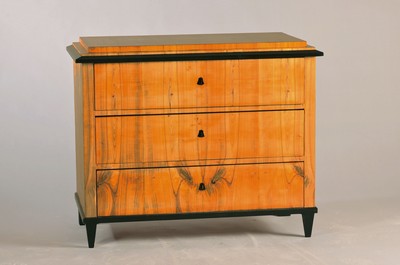 Kommode im Biedermeier Stil, 20.Jh., Kirschbaumfurnier, dreischübig, geschwärzte Schlüsselschilder, Schlösser sekundär, 1 Schlüssel, ...