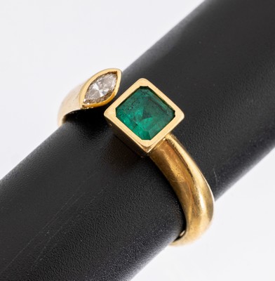 18 kt Gold Smaragd-Diamant-Ring, GG 750/000, schwere massive Goldschmiedearbeit, 1Smaragd im Treppenschliff ca. 1.0 ct, 1 Diamantnavette ca. 0.25 ct ...