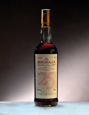 1 Flasche The Macallan Anniversary Malt 25 Jahre alt, abgefüllt vor 1986, ca. 75cl, 43%Vol., top shoulder, in orig. Holzkiste