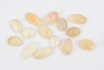 Lot 14 lose Opale, ca. 26.3 ct, Cabochons in versch. Grössen und Formen, Farbspiel hauptsächlich in blau und grün