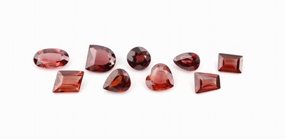 Lot 9 lose Granate, ca. 14.35 ct, versch. Schliffformen und Grössen