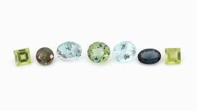 Lot 7 lose Farbsteine, 2 Peridot-Carrees zus. ca. 2.36 ct, 2 ovalfacett. Aquamarine zus. ca. 5.26 ct, 1 ovalfacett. Turmalin ca. 2.59 ct, 1 ...