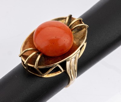 14 kt Gold Korallen Ring, 1960er Jahre, GG 585/000, Korallenbouton von guter Farbe, aufwändige Ringschiene mit Golddrähten verz., ca. 12.5 g, RW ...