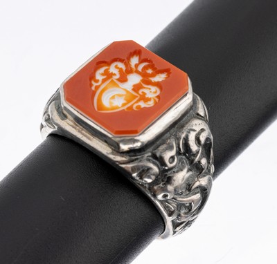 Siegelring, Silber, oktogonaler rot-orangerLagenstein, Intaglio Darstellung eines Familienwappens, Ringschultern mit Rocaillen, RW 67, Siegelabdruck ...