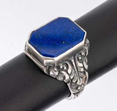 Lapislazuli-Ring, Silber, oktogonale Lapislazuli-Platte von sehr schöner Farbe, Ringschultern mit geschwungenen Elementen, RW 58
