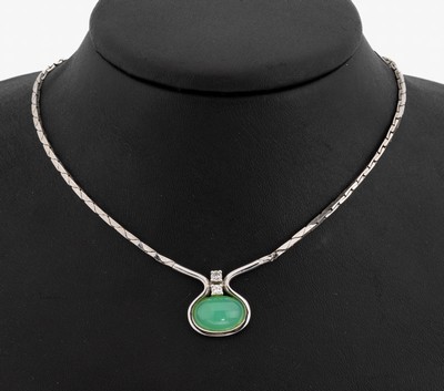 14 kt Gold Chrysopras-Brillant-Collier, WG 585/000, ovaler Chrysopras-Cabochon ca. 6.0 ct, 2 Brillanten zus. ca. 0.20 ct Weiß/si, L. ca. 40 cm, ca. ...