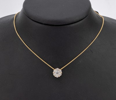 14 kt Gold Brillant-Anhänger, GG 585/000, 7 Brillanten in Blütenform gefasst zus. ca. 1.10 ct feines Weiss-Weiss/p, an Kette, L. ca. 45.5 cm, ...