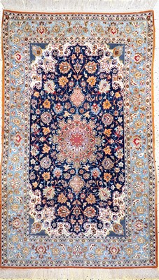 Esfahan fein, Persien, Mitte 20.Jhd, Korkwolle auf Seide, ca. 176 x 110 cm, EHZ: 2,(minimale Mottenfraß am Rand).