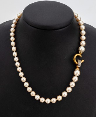 Zuchtperl-Collier mit 18 kt Gold Diamant -Schliesse, GG/WG 750/000, Akoyazuchtperlen im Verlauf, D. ca. 6.1-8.6 mm, aussergewöhnlicher ...