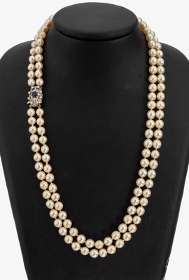 Zuchtperl-Collier mit 14 kt Gold Saphir -Diamant-Schmuckschließe, WG 585/000, 2 -rhg. Akoyazuchtperlen, D. ca. 6.5-7 mm, l. unrund, Steckschließe ...