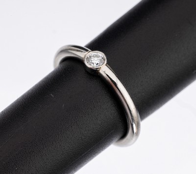 Platin Brillant-Ring, Pt 950, schlicht, 1 Brillant ca. 0.11 ct (grav.) Weiss/si, RW 52, ca. 5.0 g