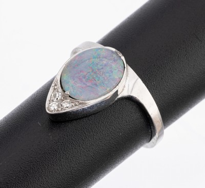14 kt Gold Opal-Diamant-Ring, WG 585/000, ovale Opaltriplette, 3 kl. 8/8-Diamanten, RW 56, ca. 3.1 g