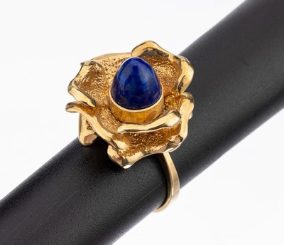 14 kt Gold Sodalith-Ring, GG 585/000, abstrakte Darstellung einer Blüte, mittig hoher Sodalith-Cabochon, RW 55, ca. 9.8 g, Meistermarke unged.