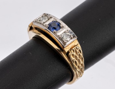 14 kt Gold Diamant-Saphir-Ring, 1950er Jahre, GG/WG 585/000, in WG gefasst 2 Altschliff- diamanten zus. ca. 0.30 ct l.get.Weiß/p, rund-facett. ...
