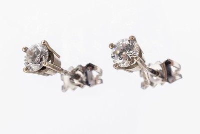 Paar 14 kt Gold Brillant-Ohrstecker, WG 585/000 gepr., 2 Brillanten zus. ca. 0.62 ct Weiss-l.get.Weiss/si, Stege und Brisuren sek., neue Rhod. ...