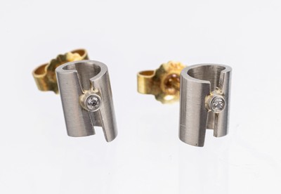 Paar Platin und 18 kt Gold Brillant- Ohrstecker, Pt 950 GG 750/000, interessanteGestaltung, 2 Brillanten zus. ca. 0.02 ct Weiss/si, Stege und ...