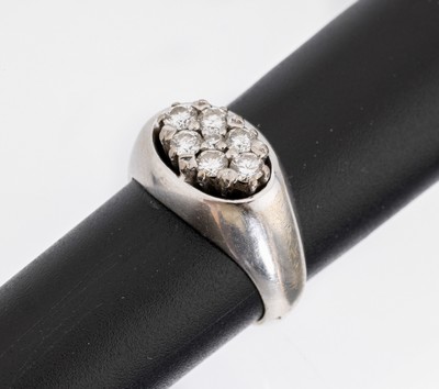 18 kt Gold Brillant-Ring, WG 750/000, ovaler Ringkopf, 7 Brillanten zus. ca. 0.50 ct Weiß/si, RW 52.5, ca. 7.8 g
