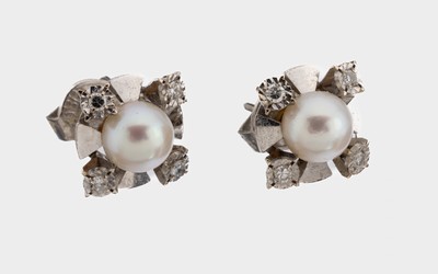 14 kt Gold Perl-Diamant-Ohrstecker, WG 585/000, mittig Akoyazuchtperle, D. ca. 6.3 mm, 8 kl. 8/8-Diamanten, ca. 4.8 g
