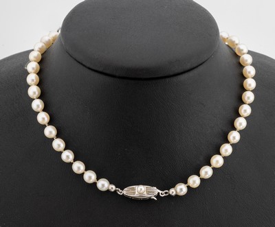 Zuchtperl-Collier mit 14 kt Gold Schließe, WG 585/000, Akoyazuchtperlen, D. ca. 5.8 mm, L. ca. 60 cm, Steckschließe