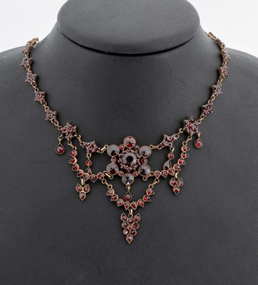 Granat-Collier, Metall verg., um 1900, aufwendige Arbeit, mit bewegl. Abhängungen, L.ca. 50 cm, Federringschließe