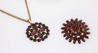 Granat-Konvolut, Metall verg., best. aus: Brosche/Anhänger, ca. 3.5 x 3 cm, und 1 Anhänger, D. ca. 2.9 cm, an Kette, verg., L. ca. 43 cm, ...