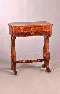 Nähtisch, deutsch, um 1840, Mahagonifurnier auf Weichholz, zwei Schubladen, Seitenflächen aufklappbar, Lyra-Fuß, ca. 70 x 91 x 45 cm