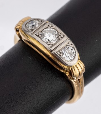 14 kt Gold Diamant-Ring, 1950er Jahre, GG/WG 585/000 gepr., 1 Brillant und 2 Altschliffdiamanten zus. ca. 0.50 ct Weiß/si- p, RW 56, ca. 5 g