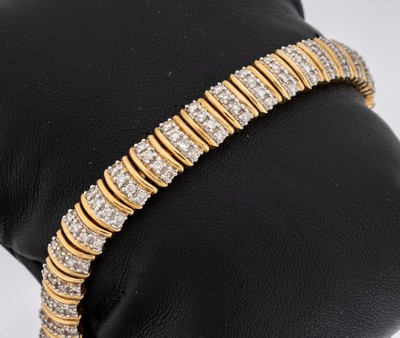 14 kt Gold Brillant-Armband, GG 585/000, 144 Brillanten zus. ca. 4.32 ct feines Weiß- Weiß/si, L. ca. 19 cm, Kastenschloss mit 2 ...