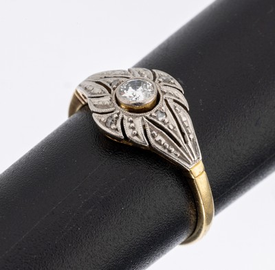 18 kt Gold Diamant-Ring, um 1920, GG/WG 750/000, Ringkopf schauseitig WG, durchbrochengearbeitet, mittig Brillant ca. 0.10 ct Weiß/p, kl. ...