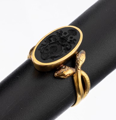 14 kt Gold Siegelring, um 1900, GG 585/000,ovaler Ringkopf, Onyxeinlage mit Intaglio, Darstellung eines Familienwappens, Ringschultern in ...