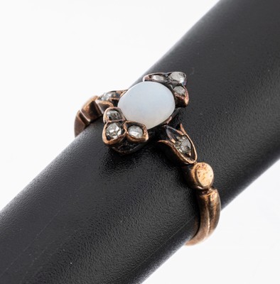 14 kt Gold Opal-Diamant-Ring, um 1900, GG 585/000 gepr., mittig ovaler Opal-Cabochon, abgetragen l. rissig, kl. Diamantrosen, RW 50