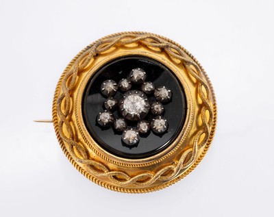 14 kt Gold Diamant-Brosche, um 1840-60, GG 585/000 gepr., qualitätvolle Verarbeitung, rund, D. ca. 3.8 cm, mittig Onyxplatte, aufgelegtes Ornament ...