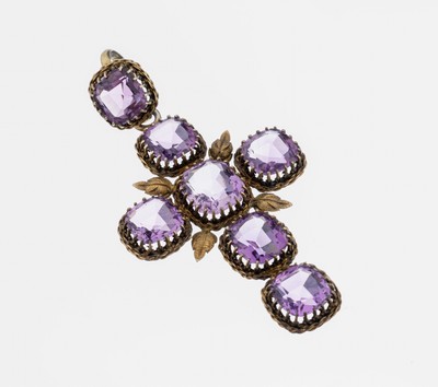 Amethyst-Kreuzanhänger, um 1890, Silber verg., 7 facett. Amethyste zus. ca. 28.0 ct, Kreuzungspunkt mit plastischen Blättern, ca. 7x 3.8 cm, ...